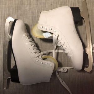 Women’s ice skates